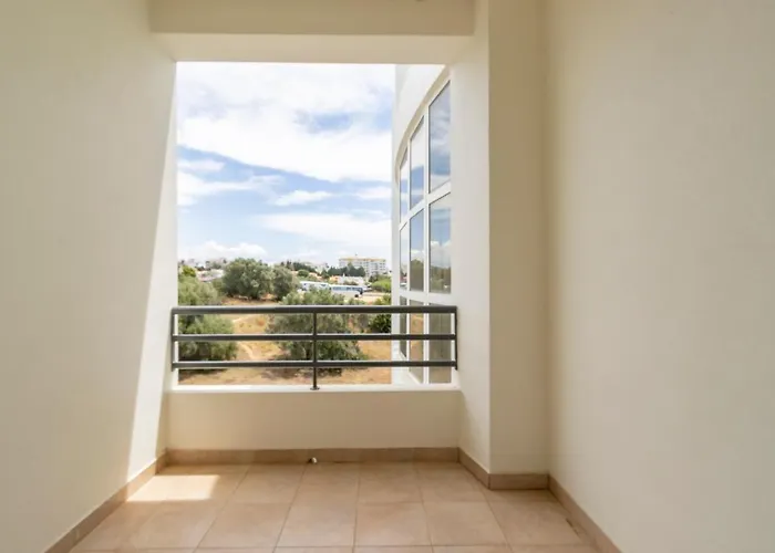 Spaceful Apartment In Albufeira