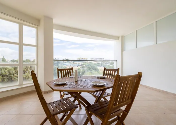 Spaceful Apartment In Albufeira