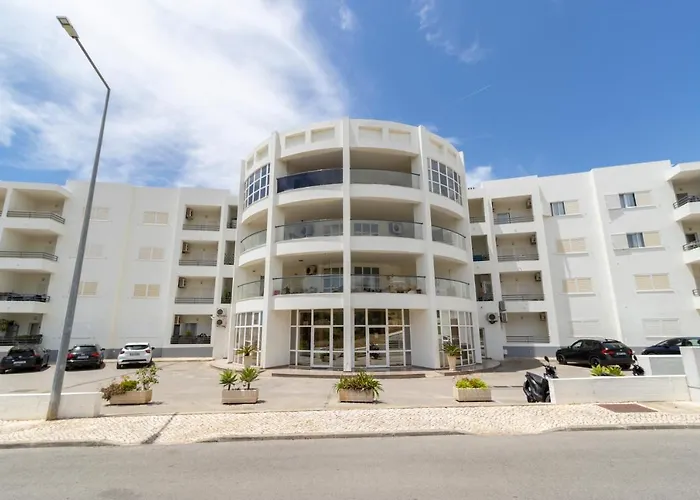 Spaceful Apartment In Albufeira